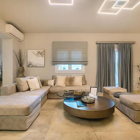 Daedalus Luxury - Seaview & Heated Pool