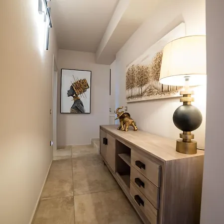 Daedalus Luxury - Seaview & Heated Pool Apartment