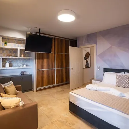 Daedalus Luxury - Seaview & Heated Pool Apartment