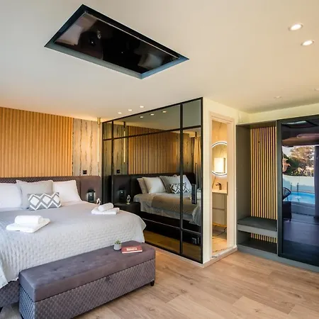 Daedalus Luxury - Seaview & Heated Pool Apartment