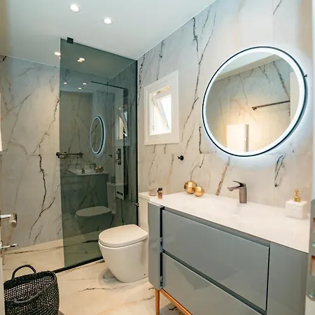 Daedalus Luxury - Seaview & Heated Pool Apartment