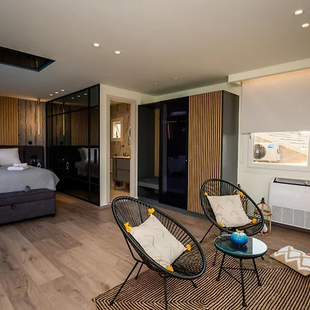 Daedalus Luxury - Seaview & Heated Pool Apartment *