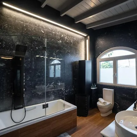 Daedalus Luxury - Seaview & Heated Pool Apartament