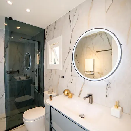 Daedalus Luxury - Seaview & Heated Pool Apartament