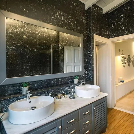 Daedalus Luxury - Seaview & Heated Pool Apartament *
